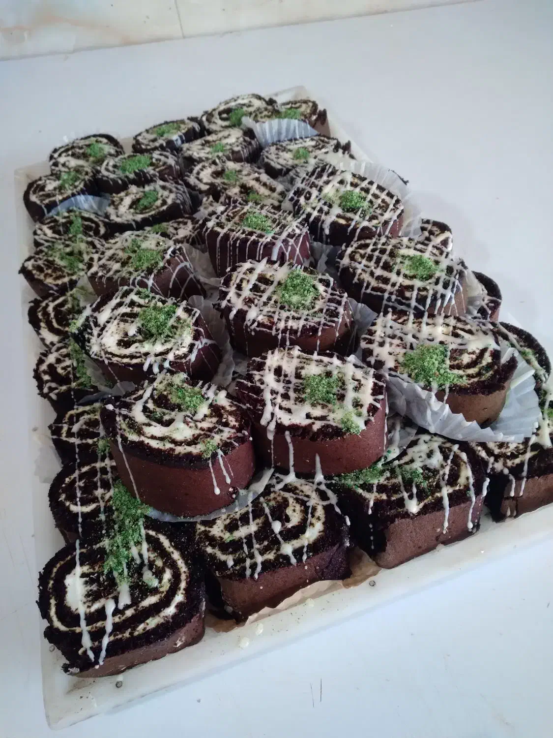 به دو نفر خانم در کارگاه شیرینی پزی نیازمندیم|استخدام خدمات فروشگاه و رستوران|خوی, |دیوار