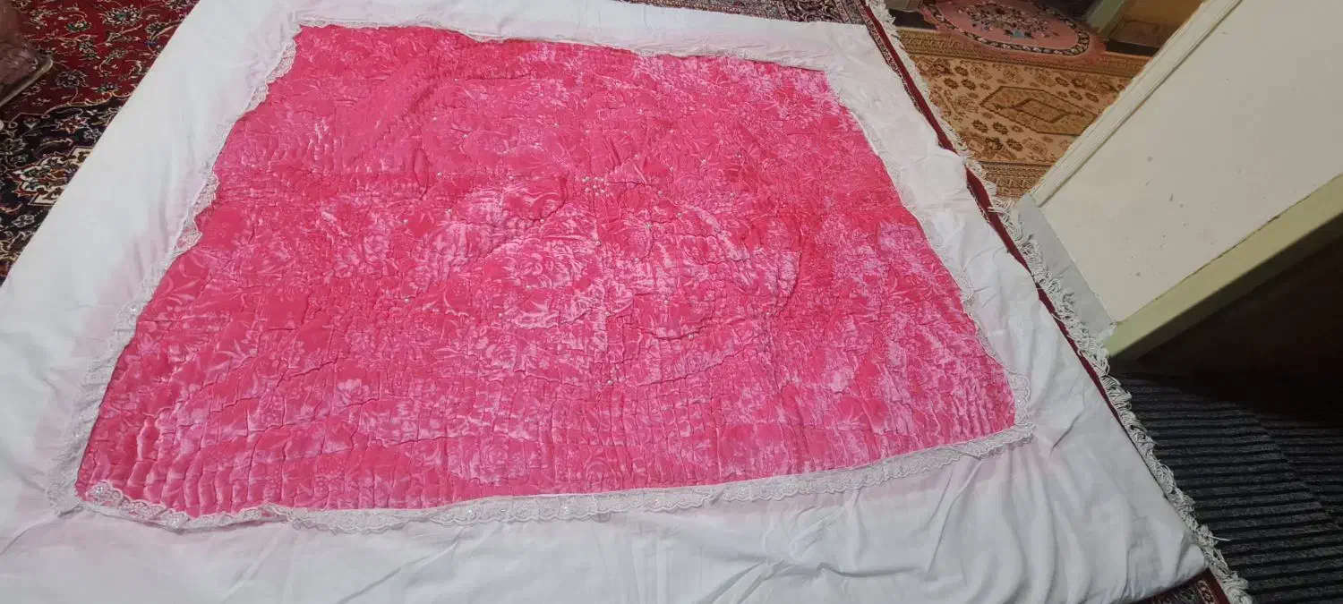 لحاف مخمل مرواریدکاردست باساتن سفید وملحافه تترون|سرویس روتختی|اصفهان, آهنگران|دیوار