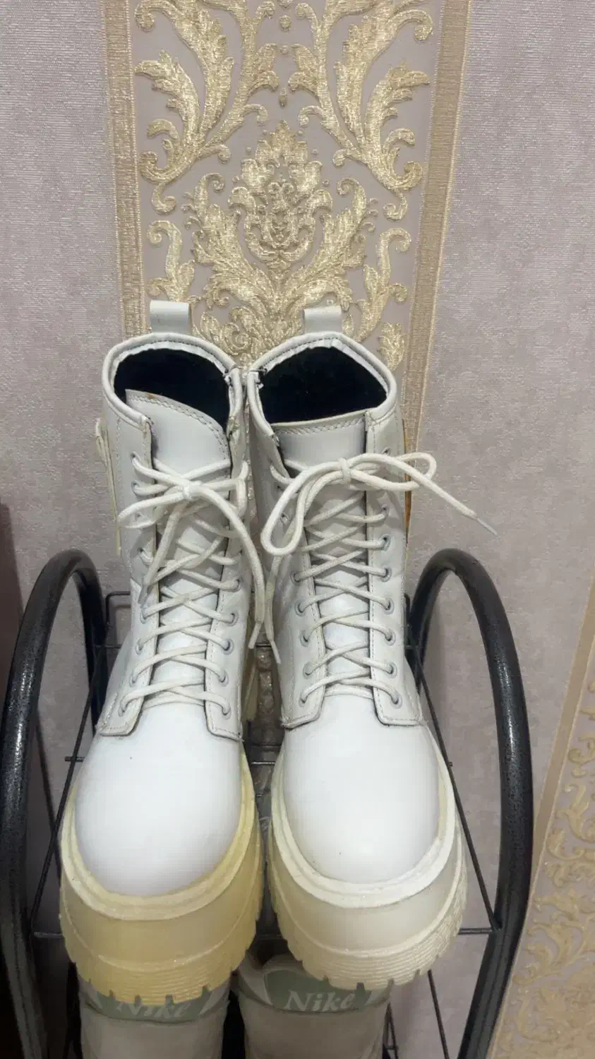 بوت تمیز|کیف، کفش، کمربند|دورود, |دیوار