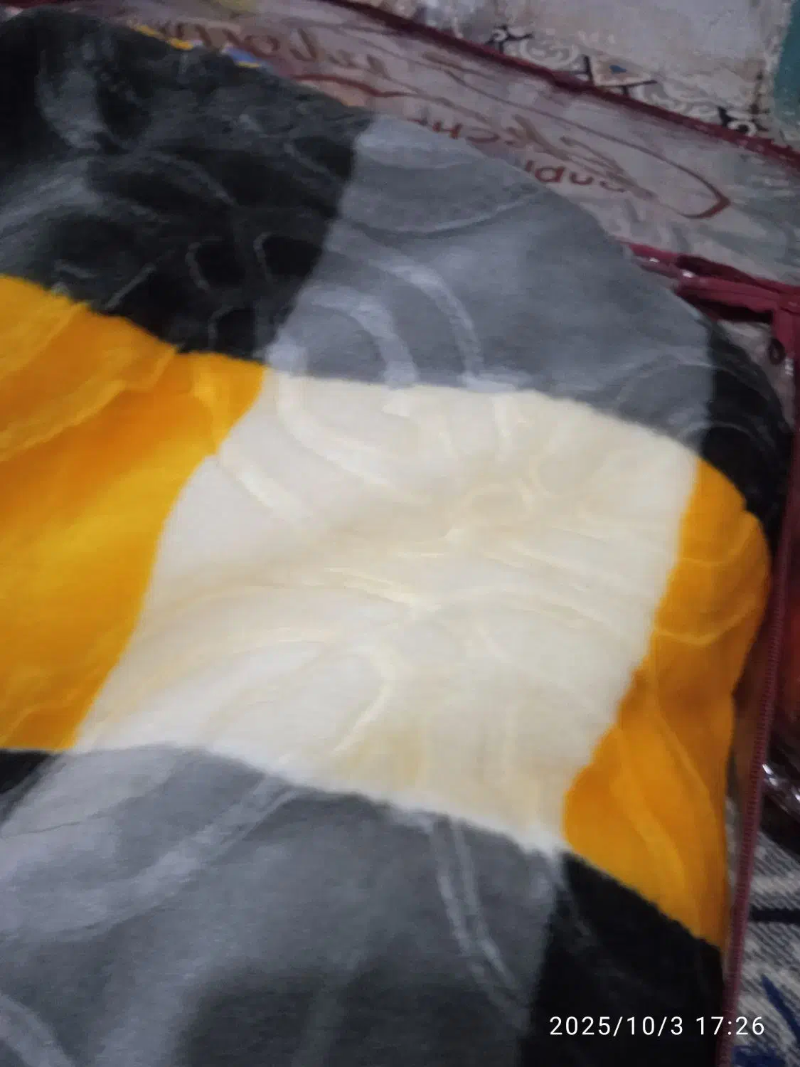 لوازم خواب.|رختخواب، بالش، پتو|عطاملک, |دیوار