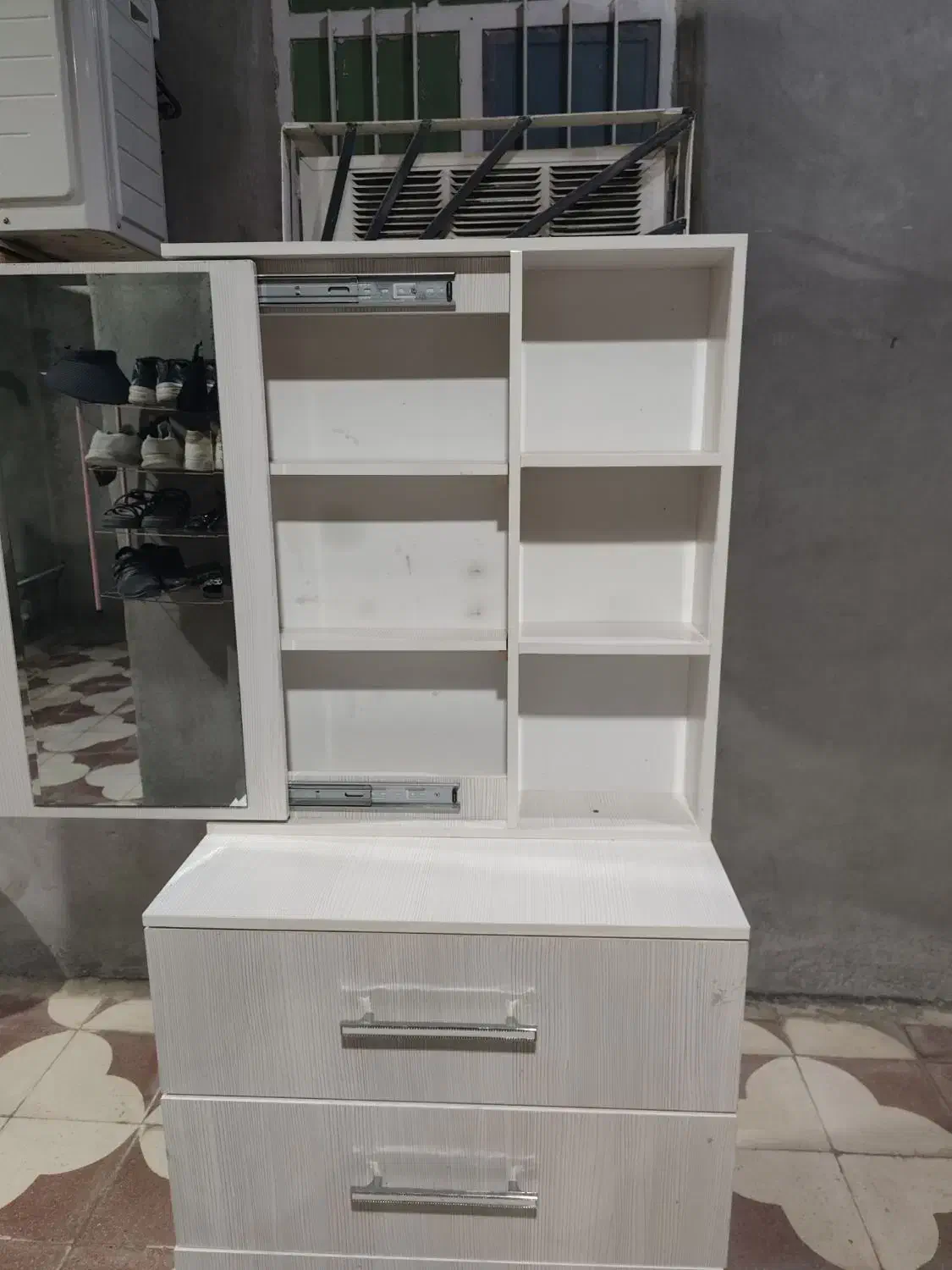 میرآرایشی|آرایشگاه و سالن‌های زیبایی|آبپخش, |دیوار