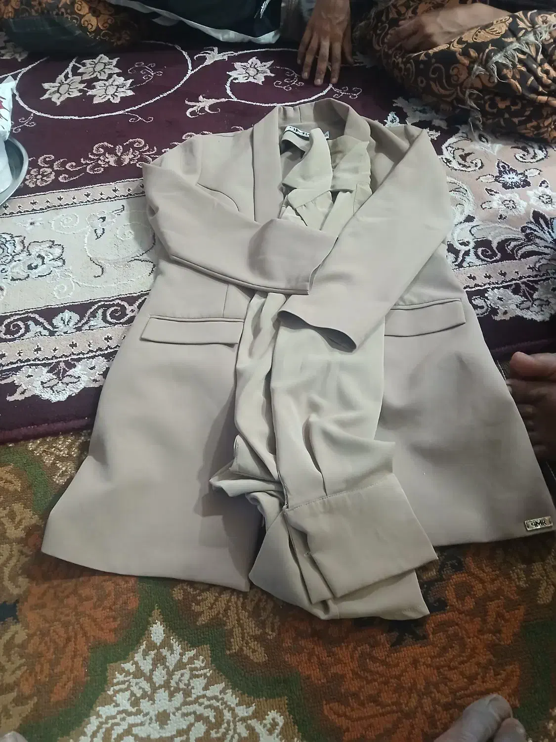 طبق این قانون را اجرا کند|لباس|تسوج, |دیوار