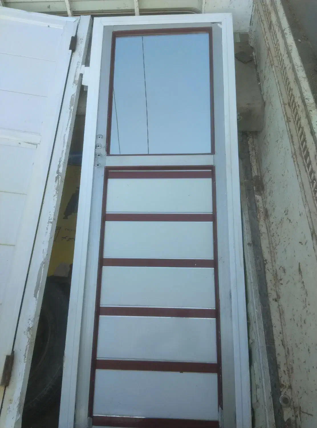 درب آلومینیومی سالم با چارچوب به قیمت ضایعات|مصالح و تجهیزات ساختمان|مشهد, نوید|دیوار