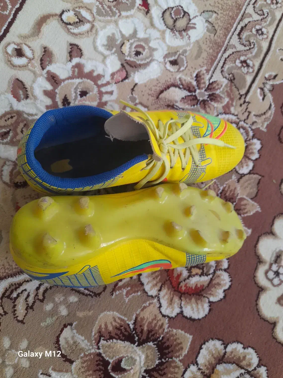 کفش میخی|کیف، کفش، کمربند|برخوار, |دیوار