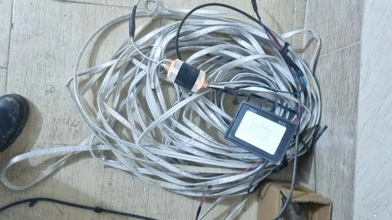 لامپ ریسه ای|لامپ و چراغ|اندیشه, اندیشه فاز ۱|دیوار