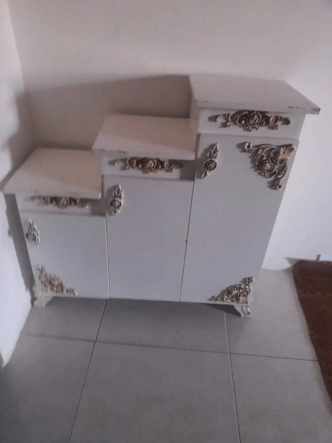 جاکفشی|جاکفشی، کمد، دراور|گلبهار, شهر جدید گلبهار|دیوار