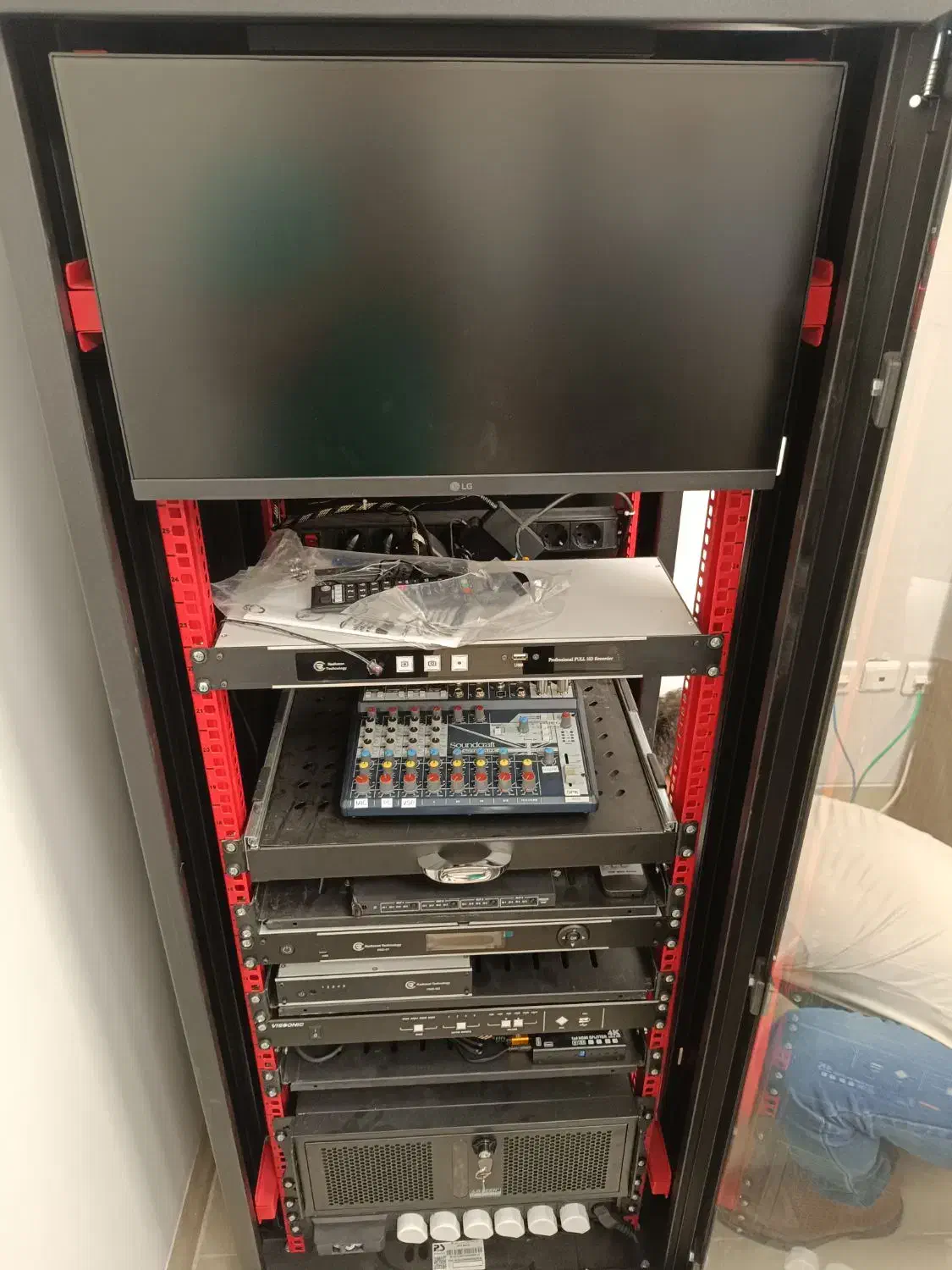 نصب دوربین دزدگیر اماکن برقکاری|خدمات پیشه و مهارت|قم, تولید دارو و یخچال|دیوار