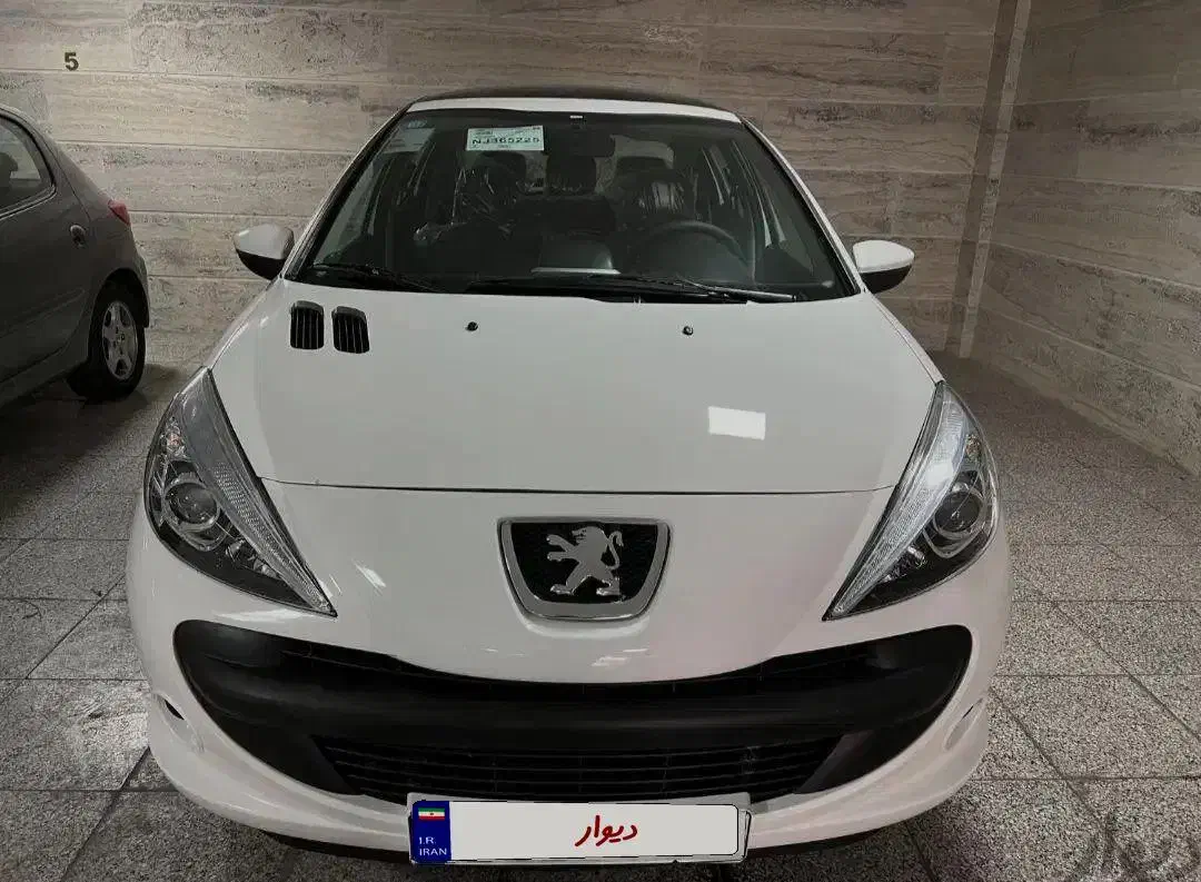 پژو۲۰۷iمدل۱۴۰۲ارتقایافته بدون‌رنگ درحدصفر|خودرو سواری و وانت|شیراز, شیشه‌گری|دیوار
