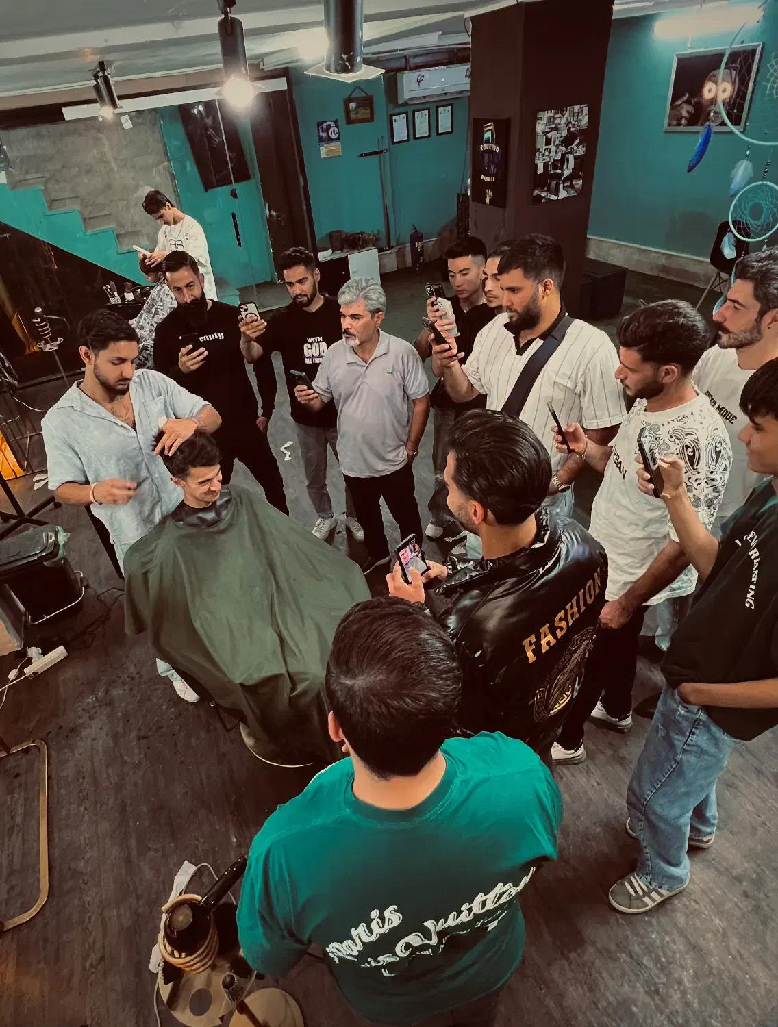 آموزشگاه آرایشگری|خدمات آموزشی|اندیشه, اندیشه فاز ۱|دیوار