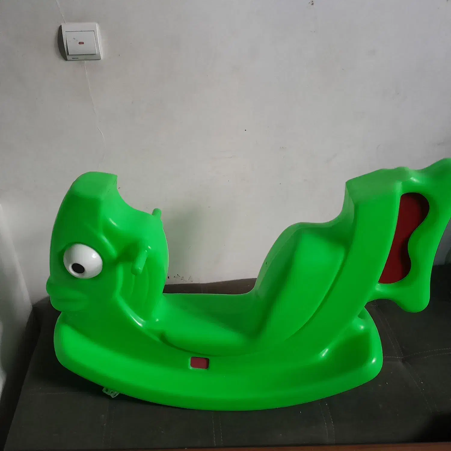 تعدادی وسایل و اسباب بازی بچه|اسباببازی بچه|شیراز, شیمی گیاه|دیوار