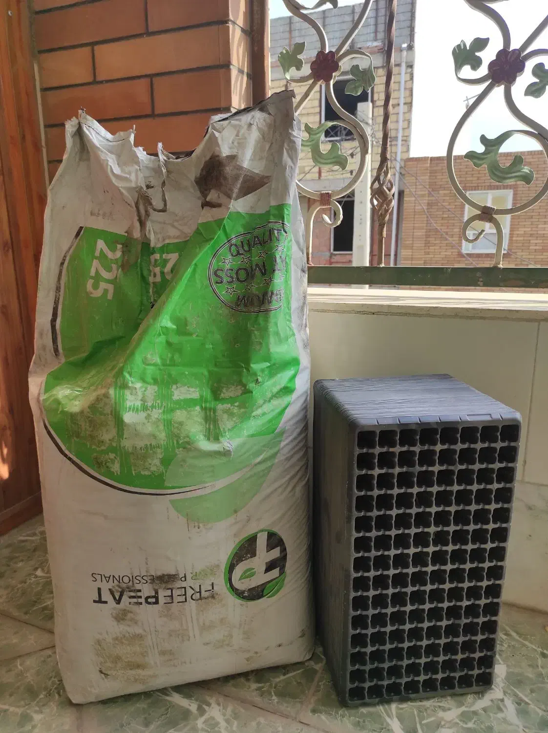 خاکبرگ 60لیتری کوکوپیت و100عدد سینی نشا|گل و گیاه طبیعی|جیرفت, |دیوار