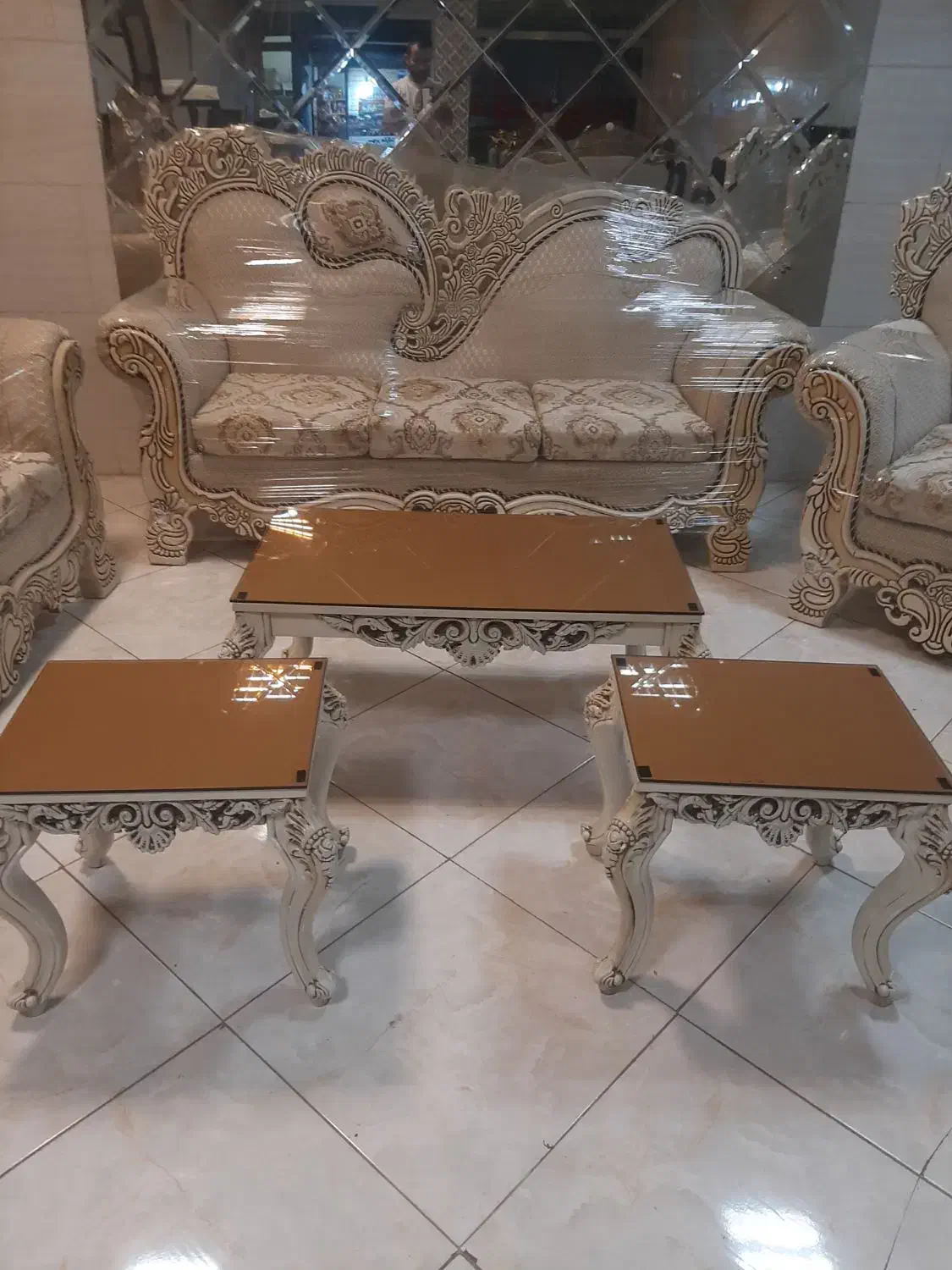 مبل ۷نفره کلاسیک بامیزعسلی مناسب جهیزیه درحدنونونو|مبلمان خانگی و میز عسلی|قائمشهر, |دیوار