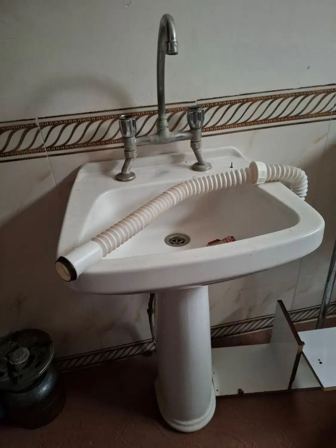 روشویی با شیرآلات سالم|لوازم سرویس بهداشتی|کرمانشاه, |دیوار