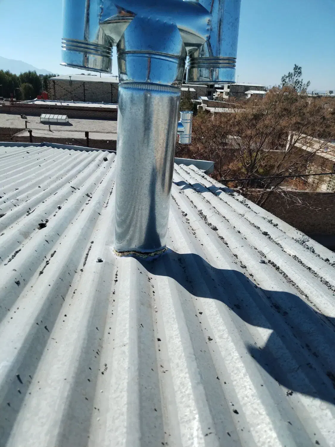 نصب وکاربیت لوله بخاری وشومینه سقف شیروانی|خدمات پیشه و مهارت|سیرجان, |دیوار