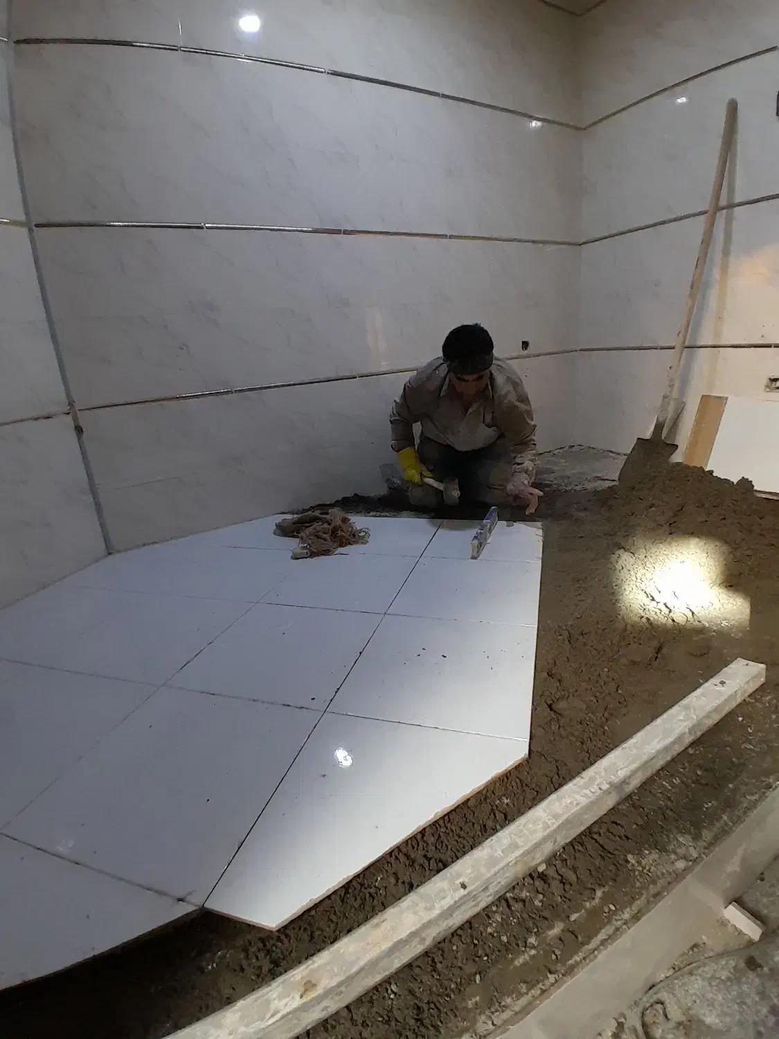 کاشی کار کاشیکاربا چسب سرامیک کار تخریب کنده کارسو|خدمات پیشه و مهارت|تبریز, |دیوار