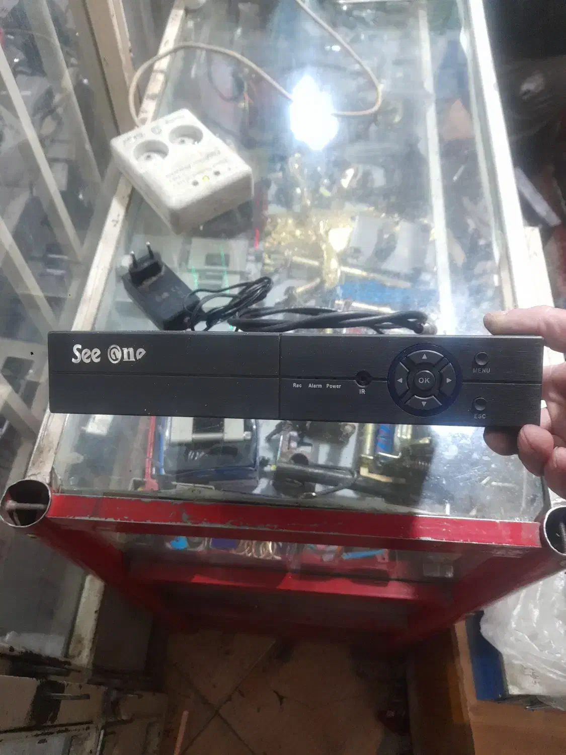 یک دستگاه دی وی آر 8 کانال با هارد یک1 ترا|دوربین مداربسته|وحیدیه, |دیوار