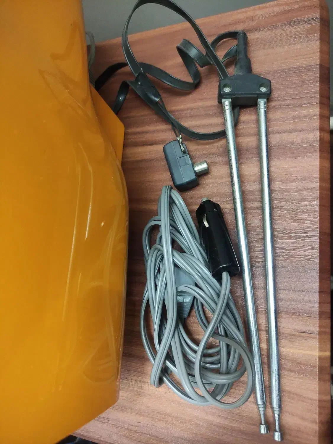 تلویزیون و ترازو و تلفن قدیمی|کلکسیون اشیاء عتیقه|زنجان, |دیوار