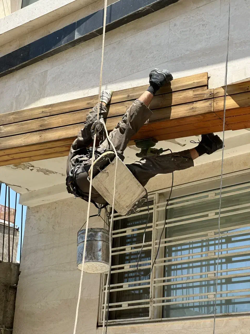 کار در ارتفاع عایق وآبندی پیچ رول پلاک کنیتکس|خدمات پیشه و مهارت|شیراز, شهرک گلدشت حافظ‎|دیوار