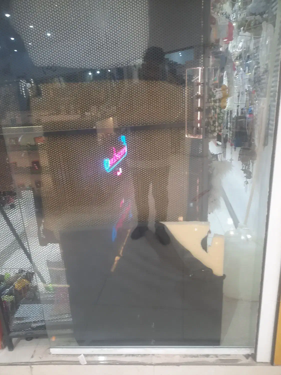 شیشه سکوریت برا دکور مغازه درب مغازه|فروشگاه و مغازه|جهرم, |دیوار