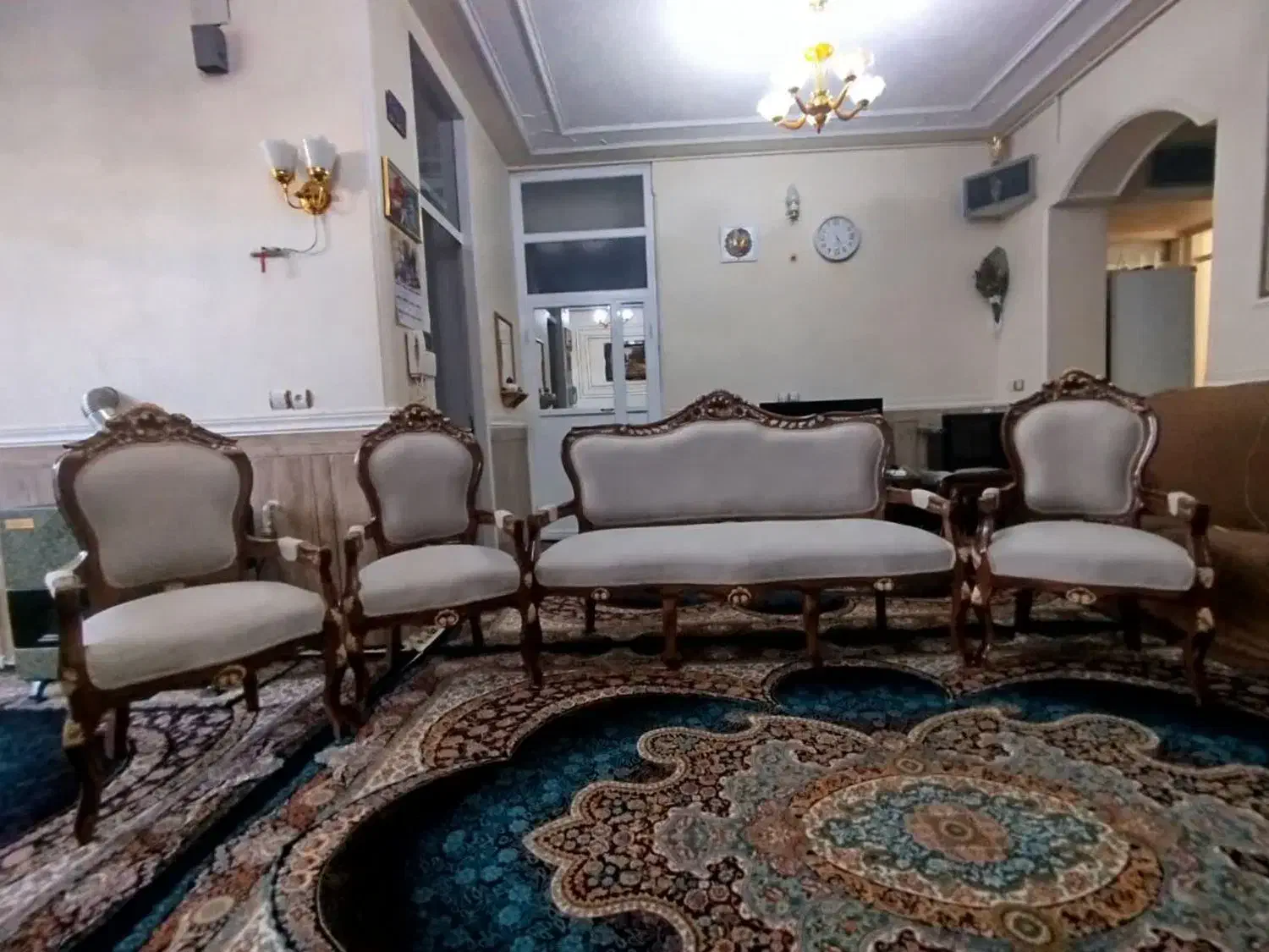 مبل سلطنتی ۶ نفره|مبلمان خانگی و میز عسلی|شیراز, پودنک|دیوار