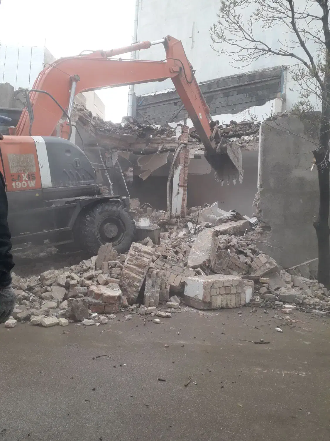 تخریب،خاکبرداری ،اجرای سازه نگهبان|خدمات پیشه و مهارت|همدان, |دیوار