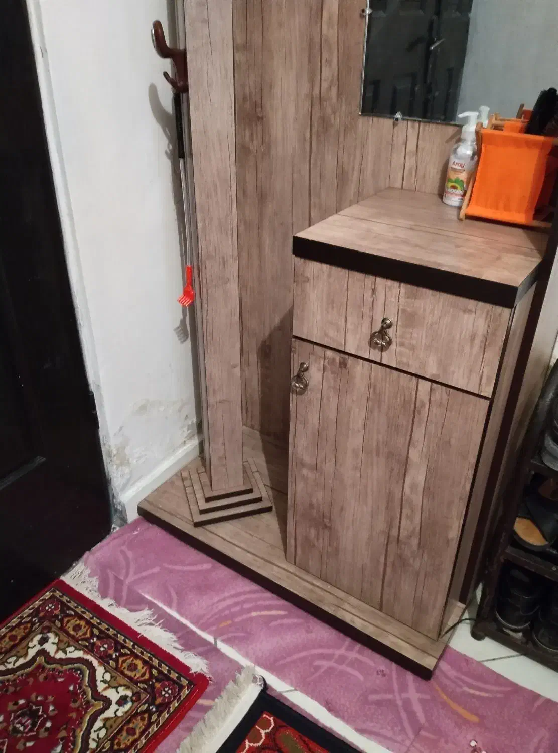 جاکفشی|جاکفشی، کمد، دراور|گلبهار, شهر جدید گلبهار|دیوار