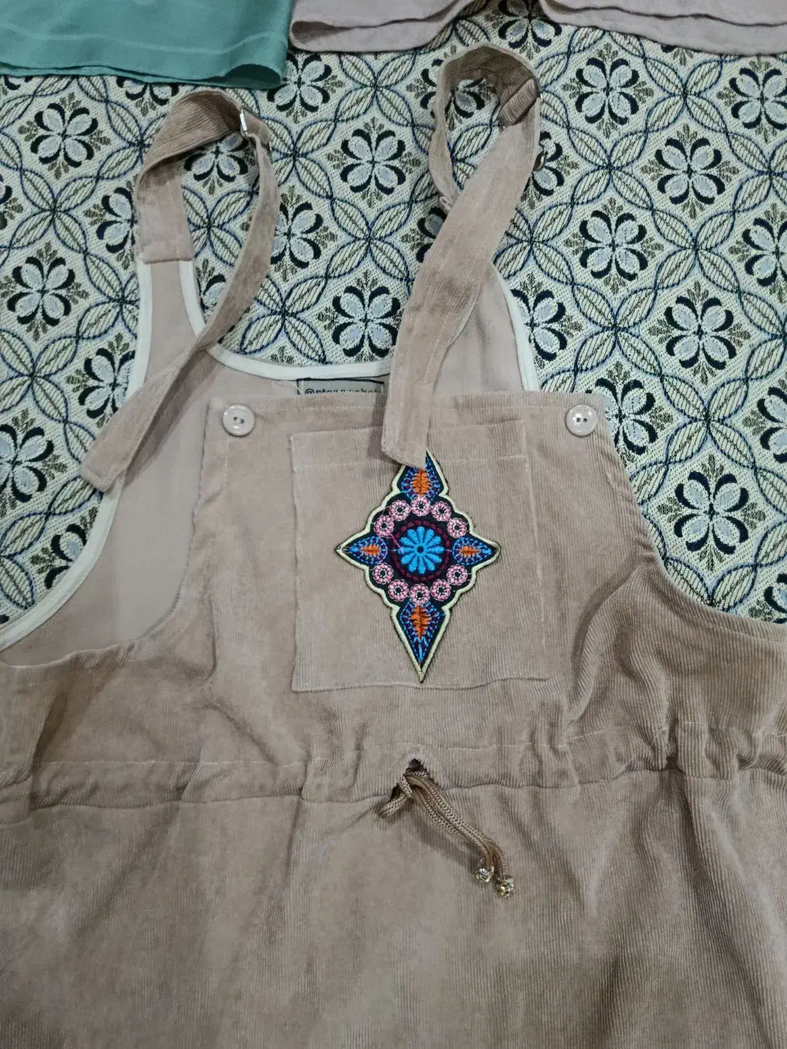 لباس و روسری|لباس|اندیشه, اندیشه فاز ۱|دیوار