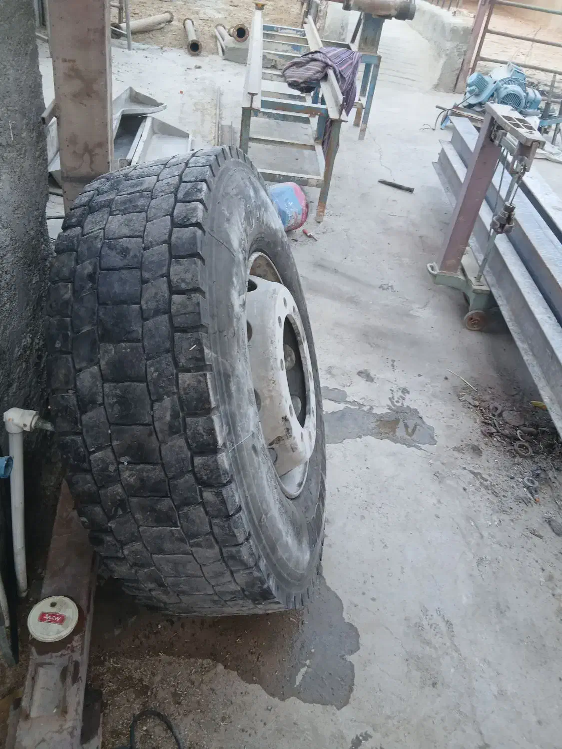 لاستیک  تریلی|قطعات یدکی و لوازم جانبی|فلاورجان, |دیوار