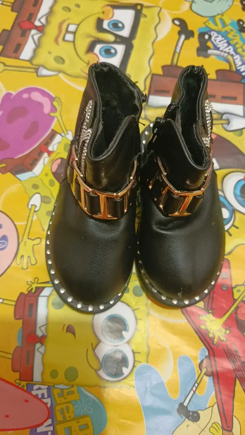 تعداد زیادی لباس بچگانه نو و در حد نو دخترانه|کفش و لباس بچه|خمینی‌شهر, |دیوار