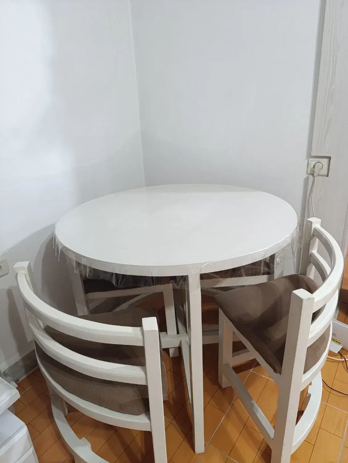 میز ناهار خوری ۴ نفره|میز و صندلی غذاخوری|بندر انزلی, آذربایجان|دیوار