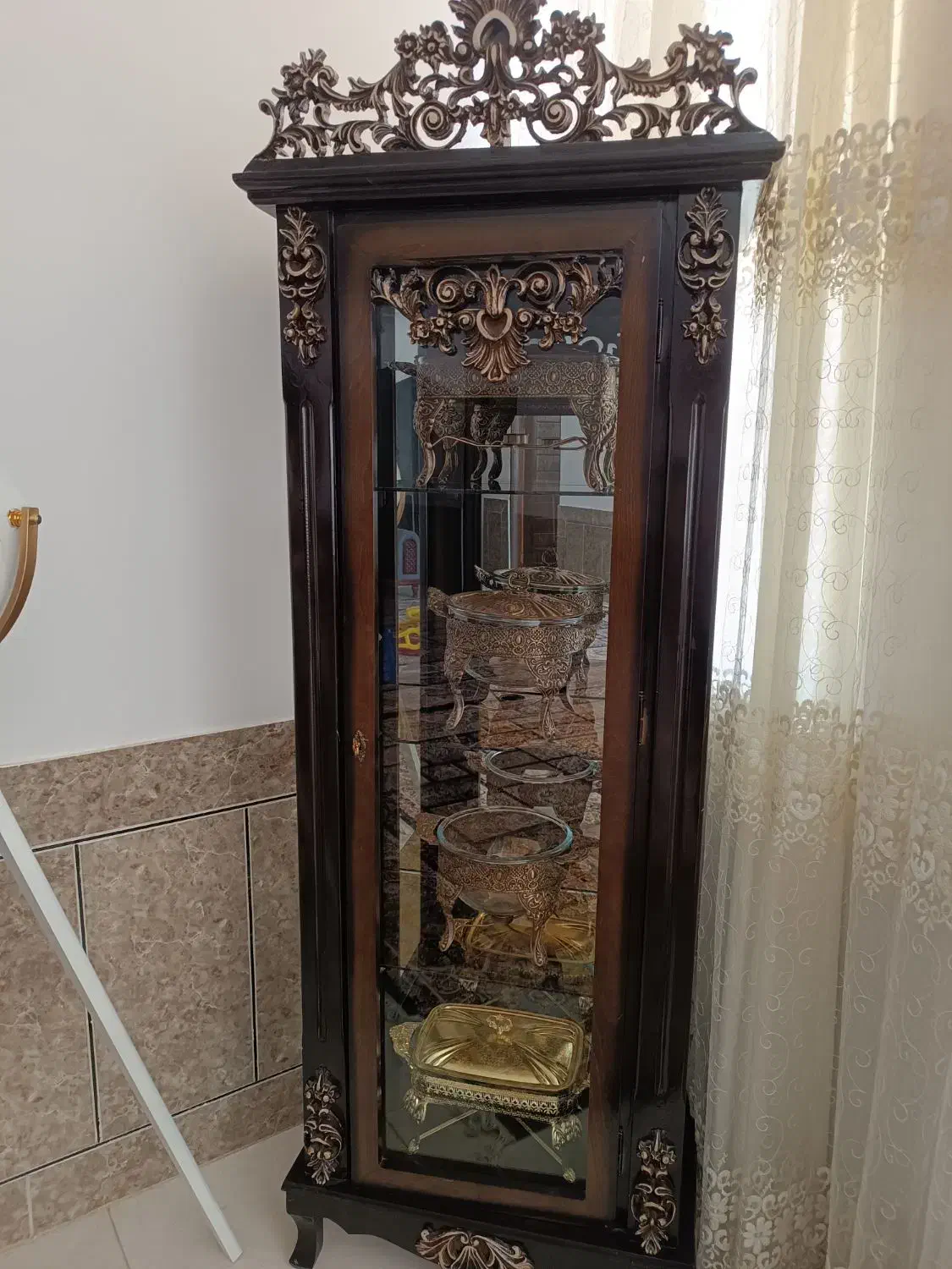 ویترین چوبی با ظروف سوفله خوری پیوتر|بوفه، ویترین، کنسول|لردگان, |دیوار