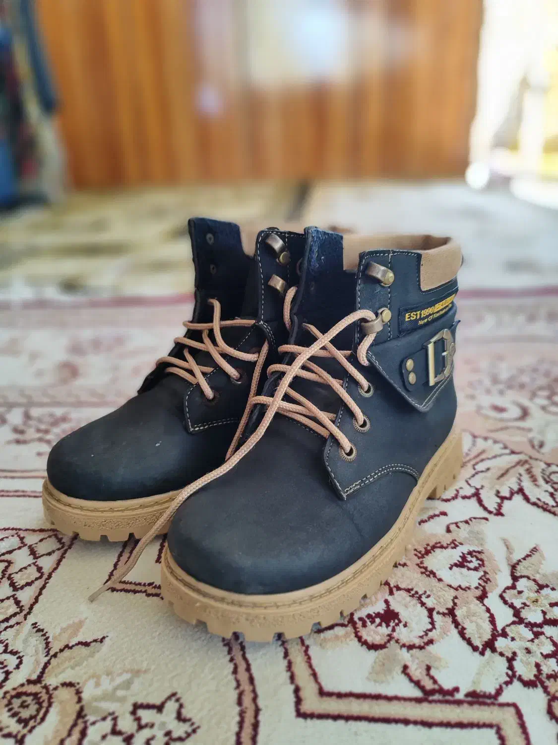 بوت بچگانه|کفش و لباس بچه|صومعه‌سرا, |دیوار