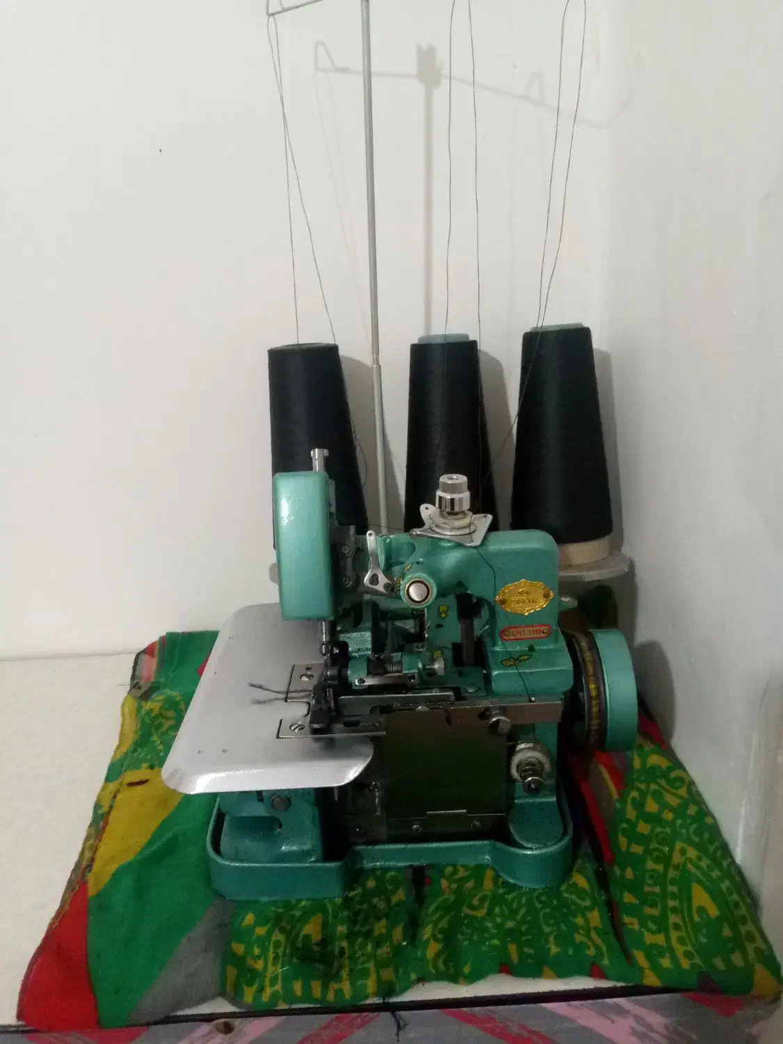 فروشی سردوز سه نخ ب همراه میز|چرخ خیاطی و ریسندگی|تایباد, |دیوار