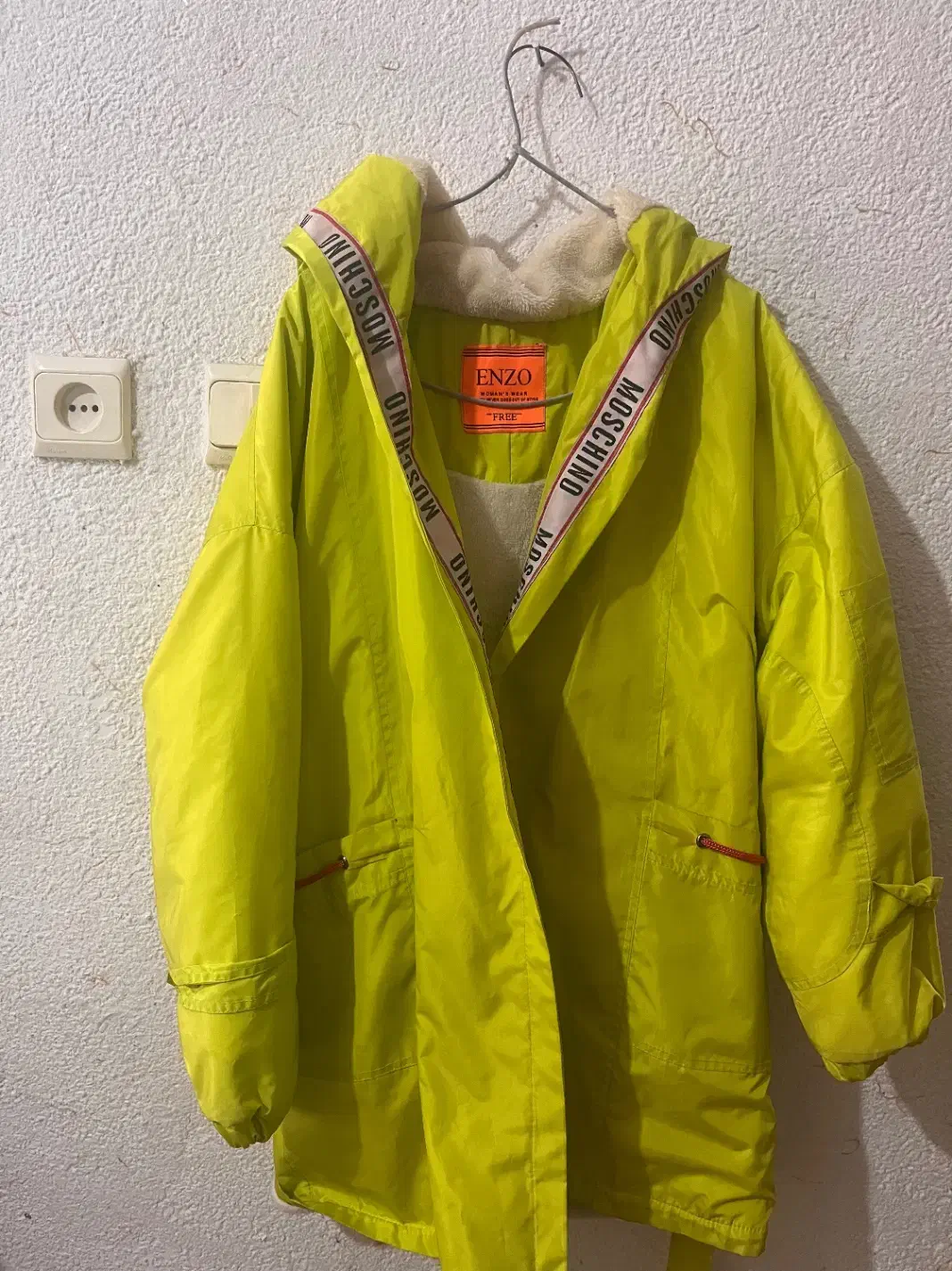 پالتو داخل خزدار|لباس|ساری, |دیوار