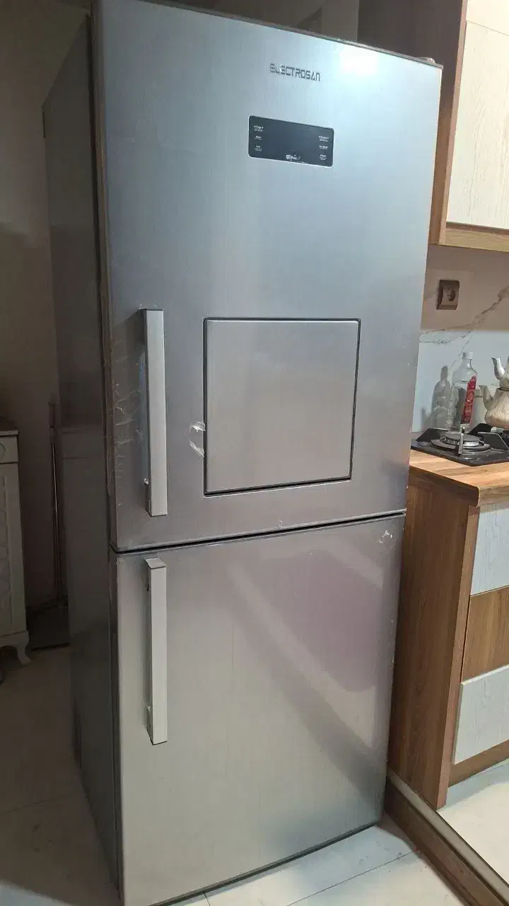 فروش لوازم آرایشگاهی و یخچال فریزر نصف قیمت|حراج|کاشان, میدان کهنه|دیوار