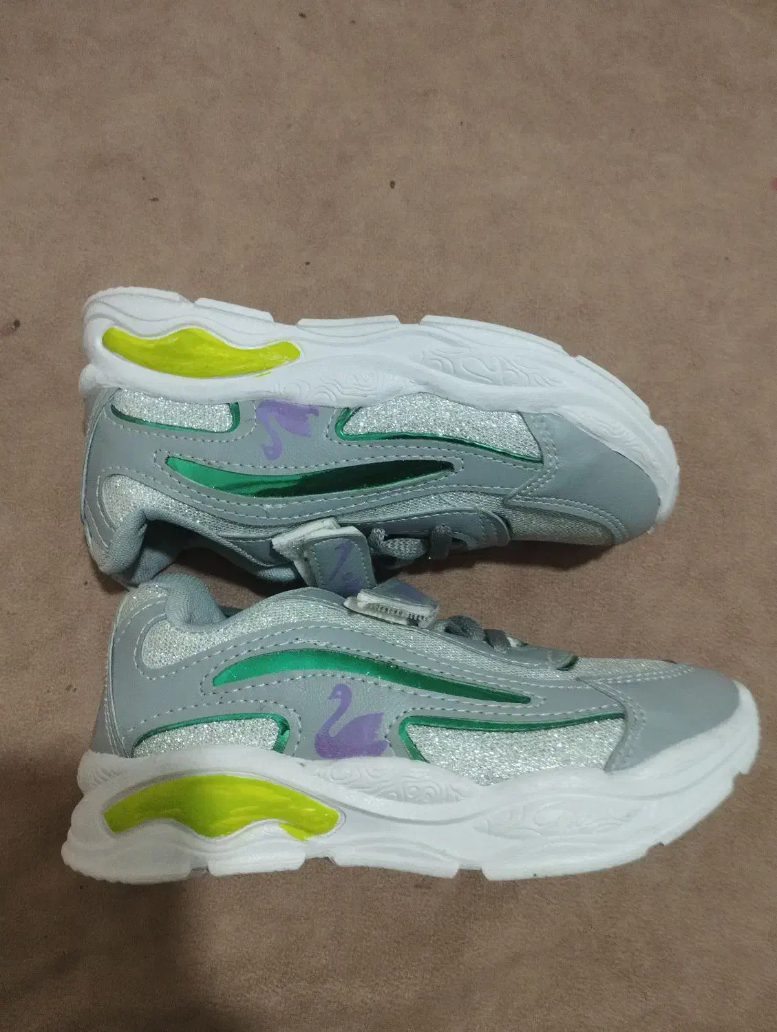 کفش|کیف، کفش، کمربند|زهک, |دیوار