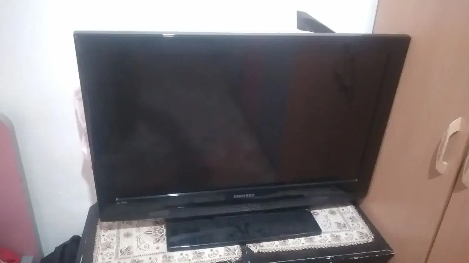 فروش ویترین. میز تلوزیون.تلوزیون ۳۲|تلویزیون و پروژکتور|نجفآباد, ویلاشهر|دیوار