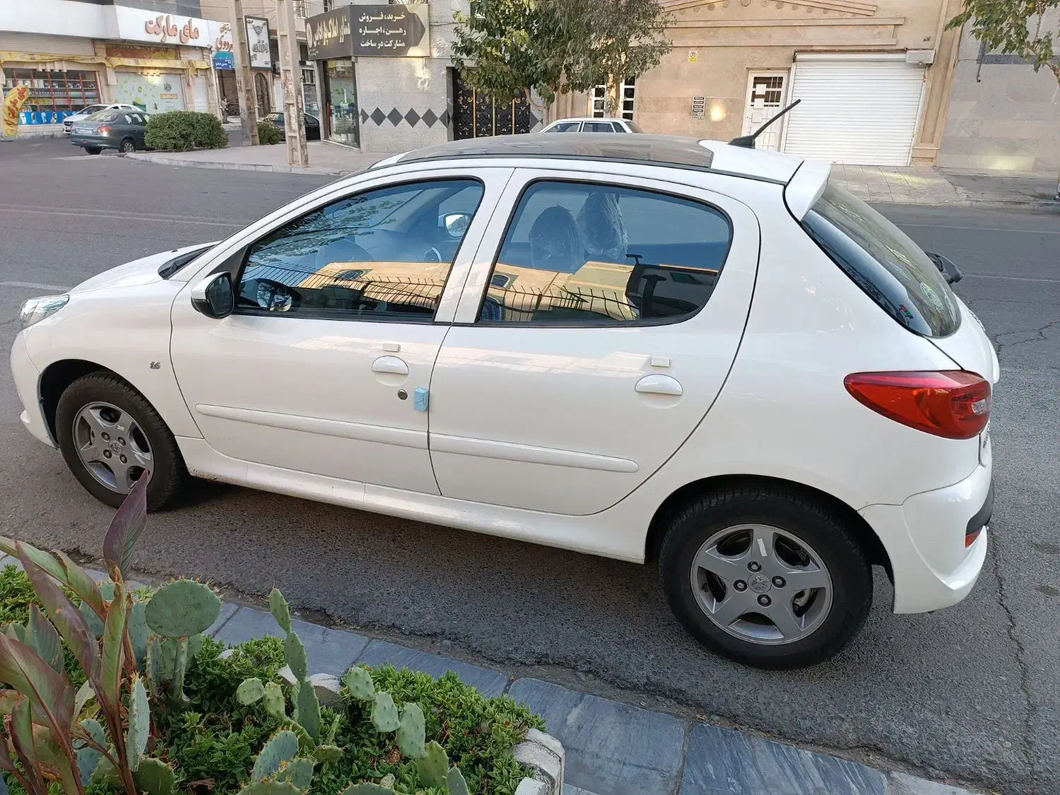 پژو 207پاناروما دنده‌ای مدل402 سفید بدون خط وخش|خودرو سواری و وانت|اندیشه, اندیشه فاز ۳|دیوار