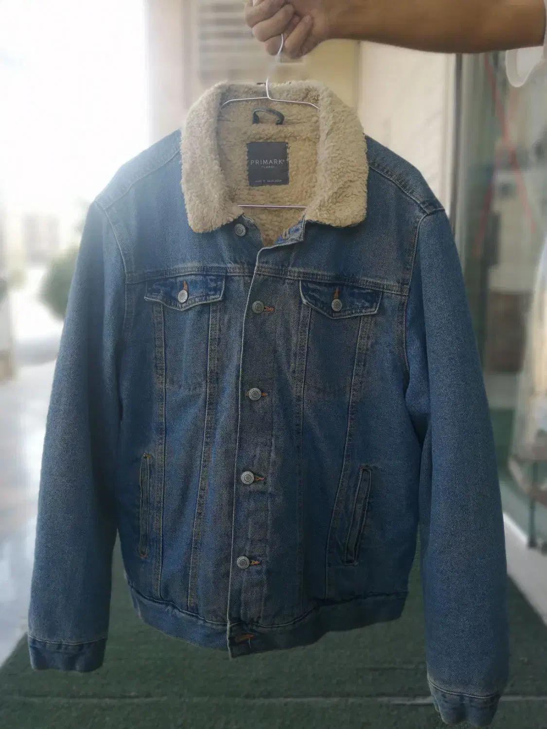 کت لی (جین)، استوک و تاناکورا|لباس|شیراز, جانبازان|دیوار