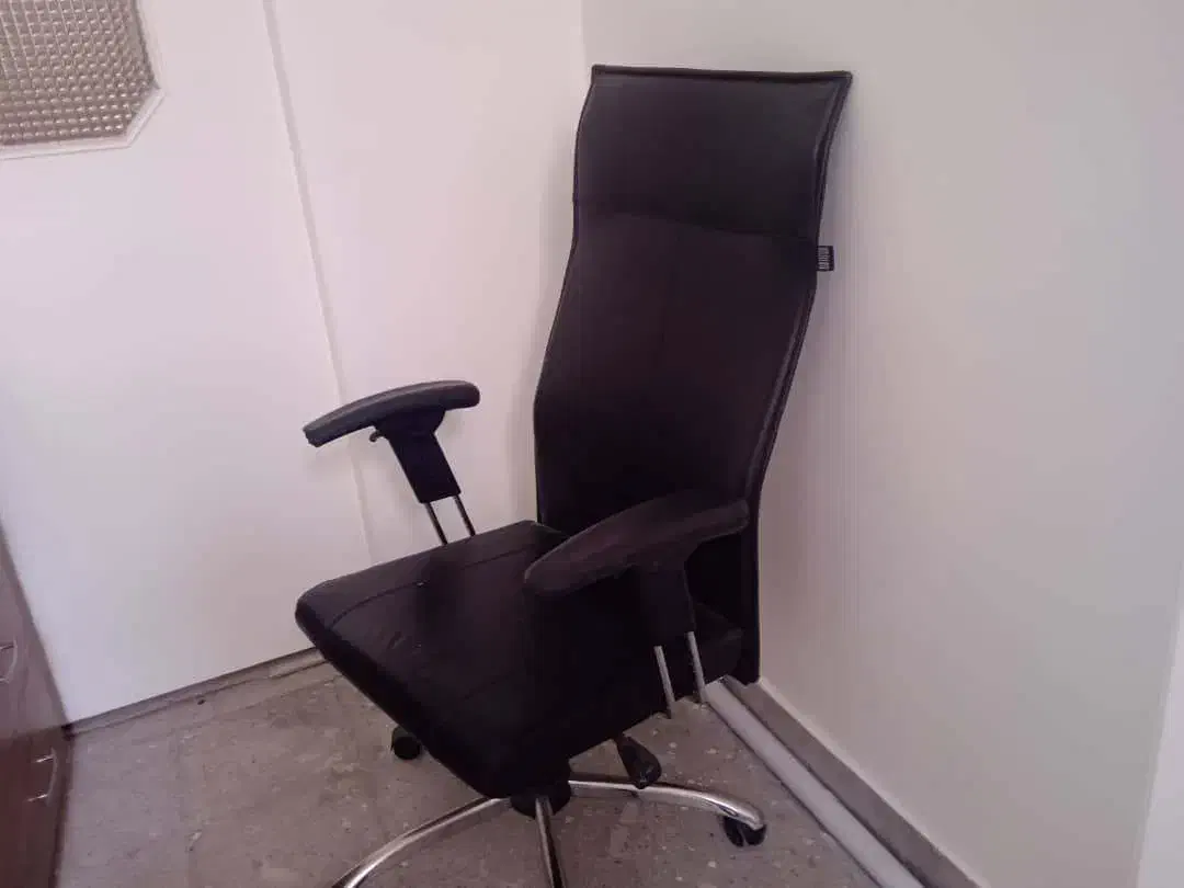 دو تا صندلی ساده و یک چرخدار مدیریتی و میز سه کشو|دفتر کار|تهران, ائمه اطهار|دیوار