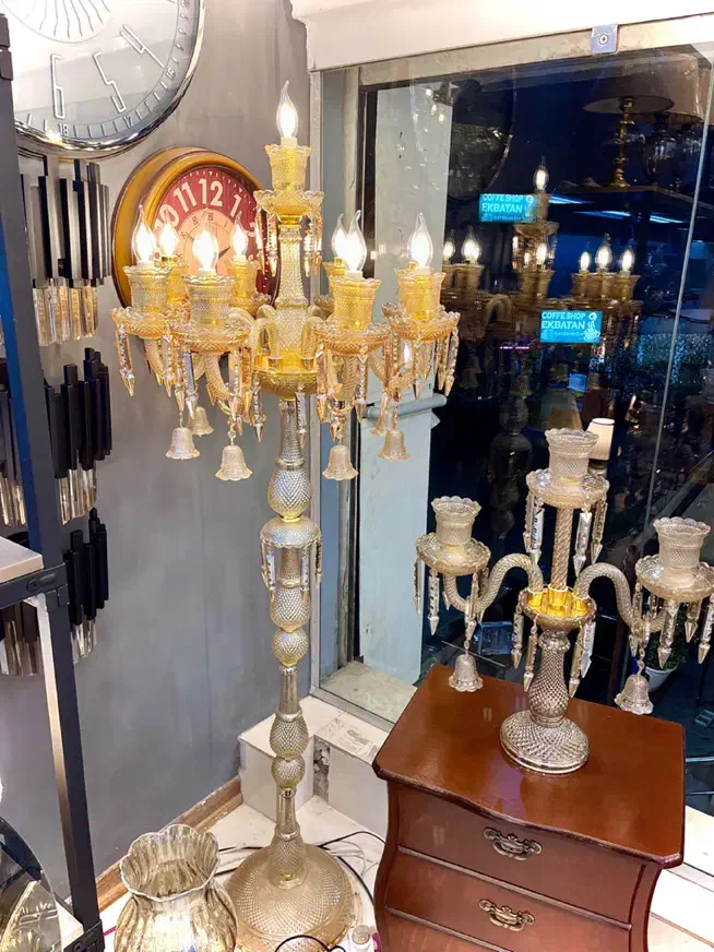 آباژور ایستاده کنارسالنی کریستالی|چراغ خواب و آباژور|تهران, اکباتان|دیوار