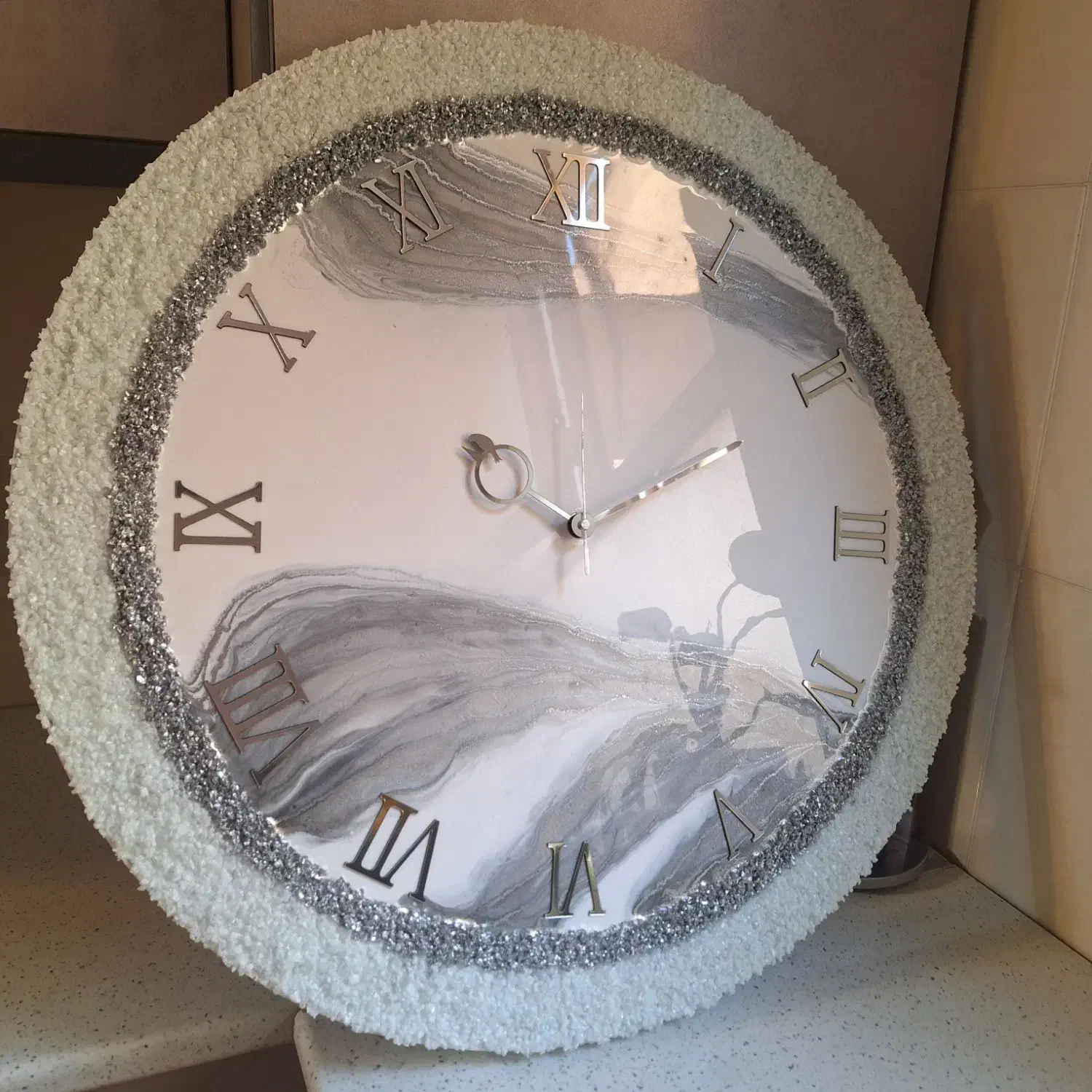 ساعت مدل کریستالی سفید طوسی|ساعت دیواری و تزئینی|تهران, سلسبیل شمالی|دیوار