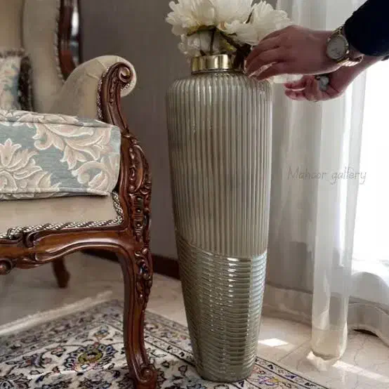 گلدان شیشه ای کنار سالنی بزرگ سفید|گل مصنوعی|بوشهر, |دیوار