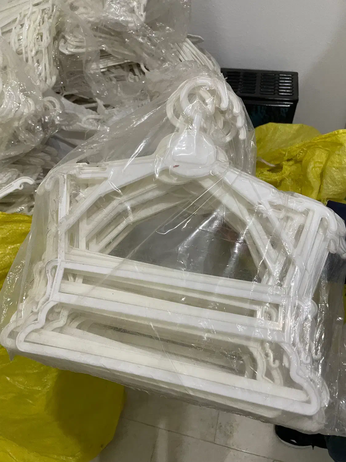 چوب لباسی پلاستیکی سفید|بندرخت و رختآویز|بندر انزلی, آخرخط|دیوار