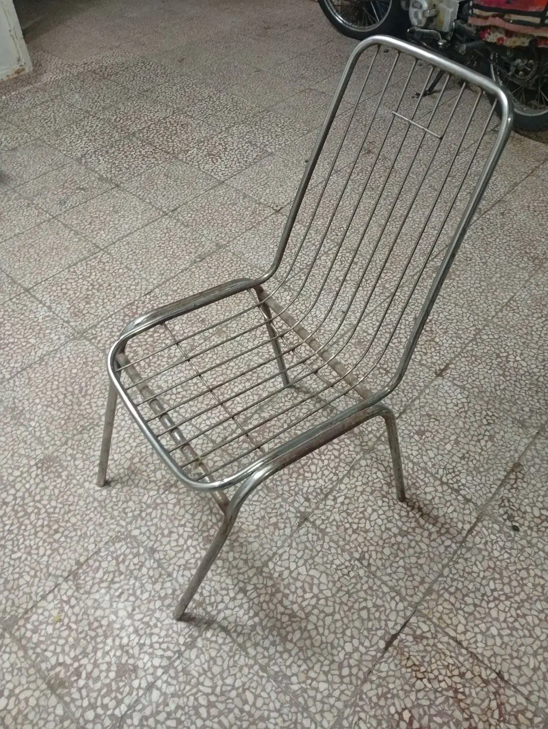 یک صندلی آهنی خوب|صندلی و نیمکت|قم, حاج زینل|دیوار