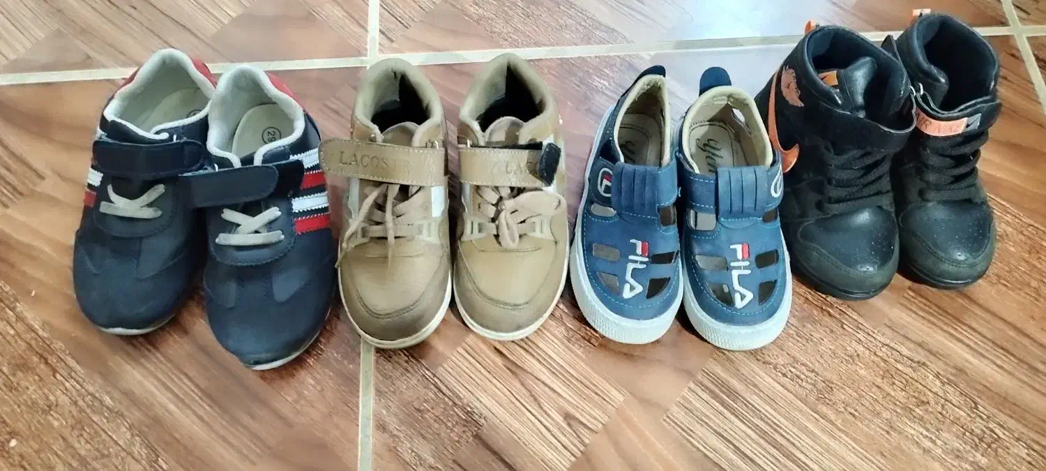 تعدادی کفش و کیف مدرسه پسرانه|کفش و لباس بچه|نور, |دیوار