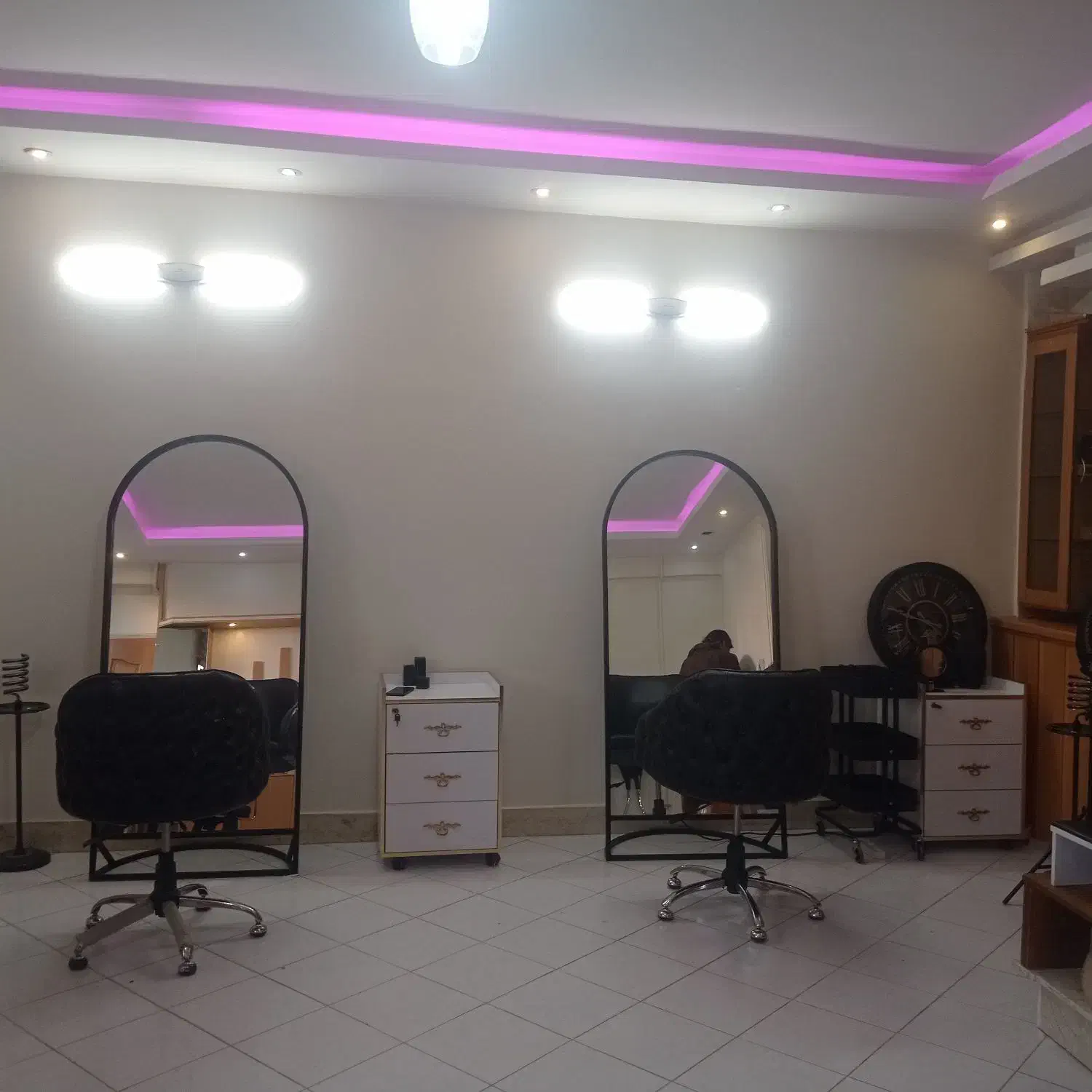 اجاره صندلی در سالن زیبایی و آموزشگاه|خدمات آرایشگری و زیبایی|اصفهان, خرم|دیوار