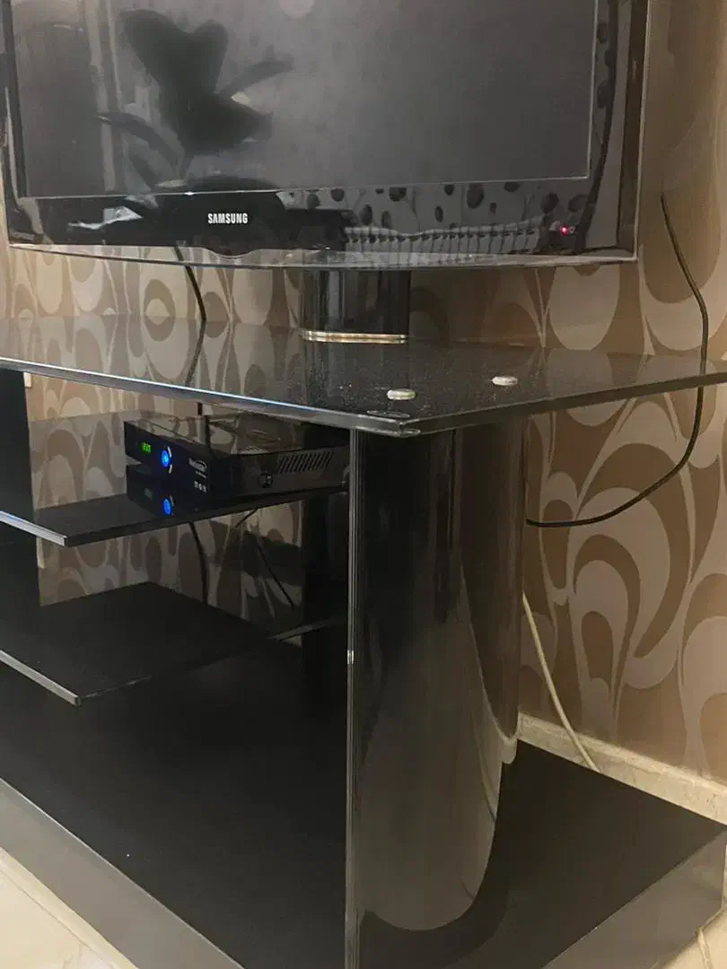 تلویزیون سامسونگ همراه با میز|تلویزیون و پروژکتور|تهران, قزل قلعه|دیوار