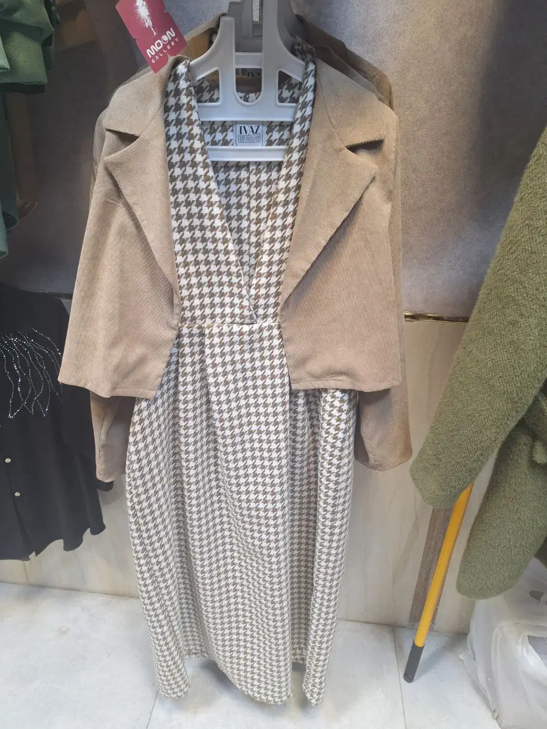 کت وسارافون|لباس|اهر, |دیوار