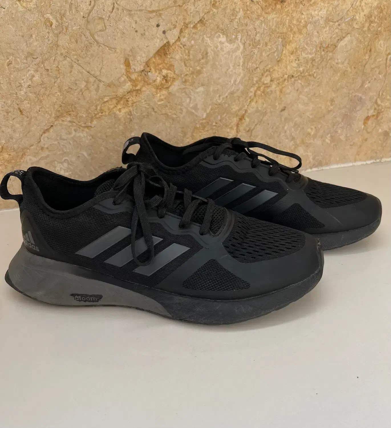 کتونی|کیف، کفش، کمربند|میانه, |دیوار